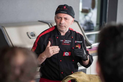 Adi Matzek bei Vortrag mit Teilnehmer