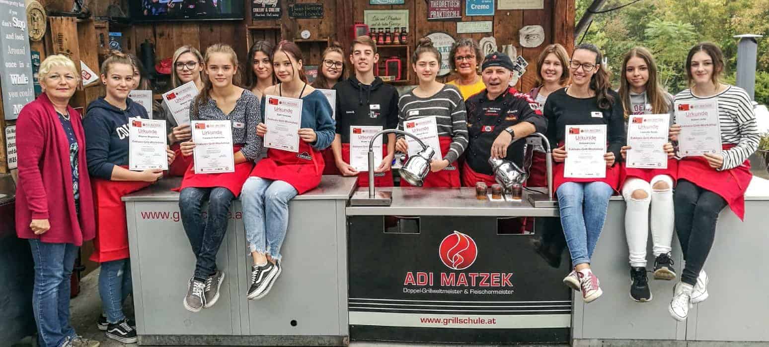 Adi Matzek Grillschule Gruppenfoto HLW Türnitz Schüler mit Urkunde