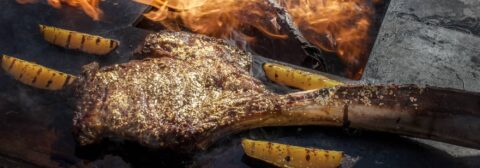 Tomahawk Steak am Grill mit Blattgold