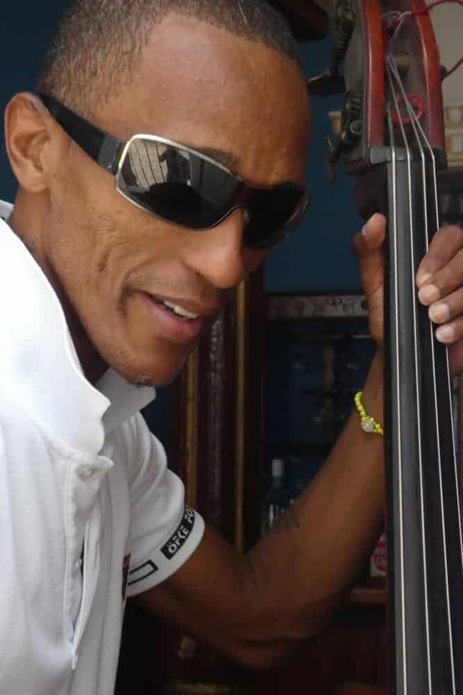 Kubanischer Musiker mit Kontrabass