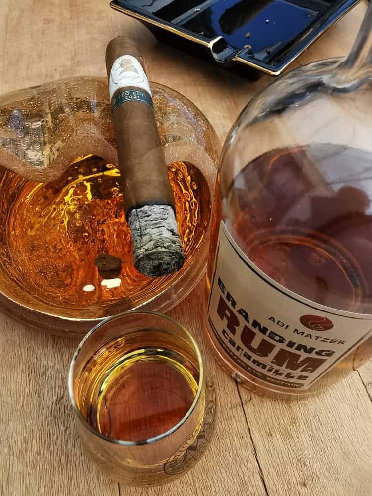 Zigarre in Aschenbecher und Branding Rum