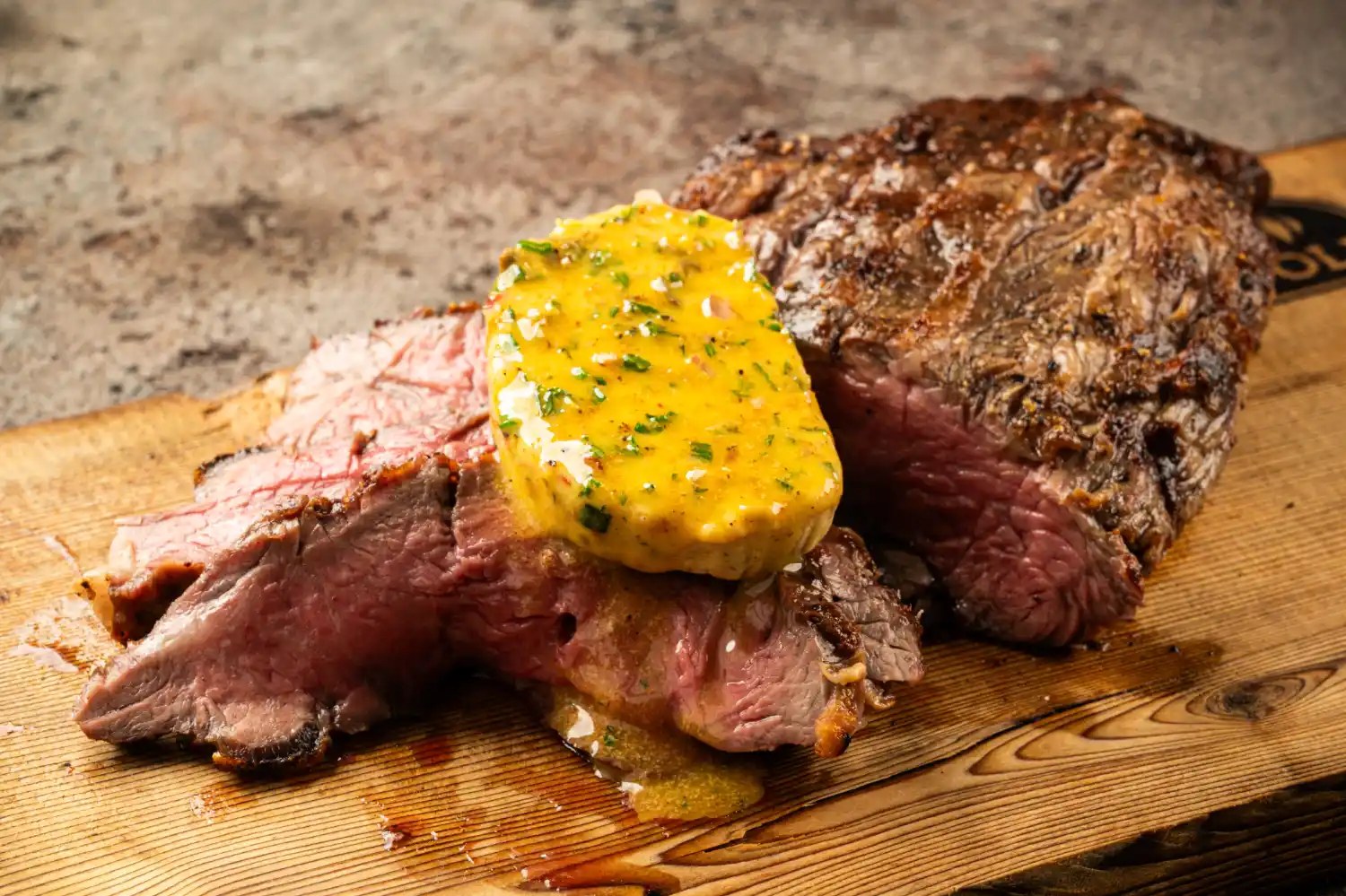 Scheibe Café de Paris Butter schmilzt auf gegrilltem Steak