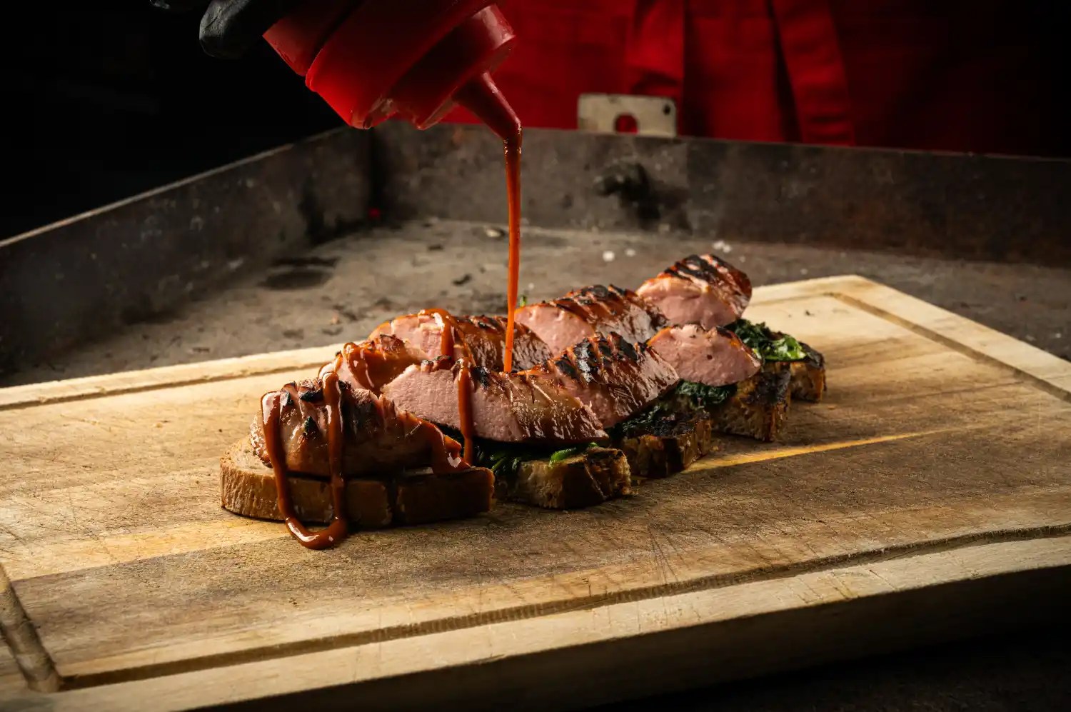 Gegrillte Knackwurst auf Schwarzbrot mit Spinat und Senfsauce