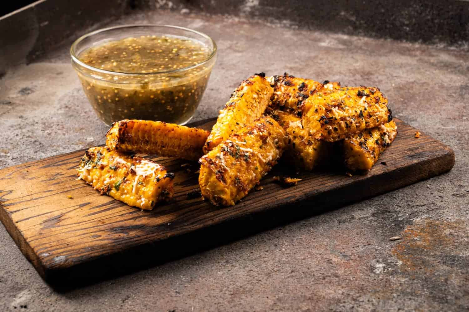 Gegrillte Mais Ribs mit Parmesan und Kräutern, dazu eine Dip-Sauce