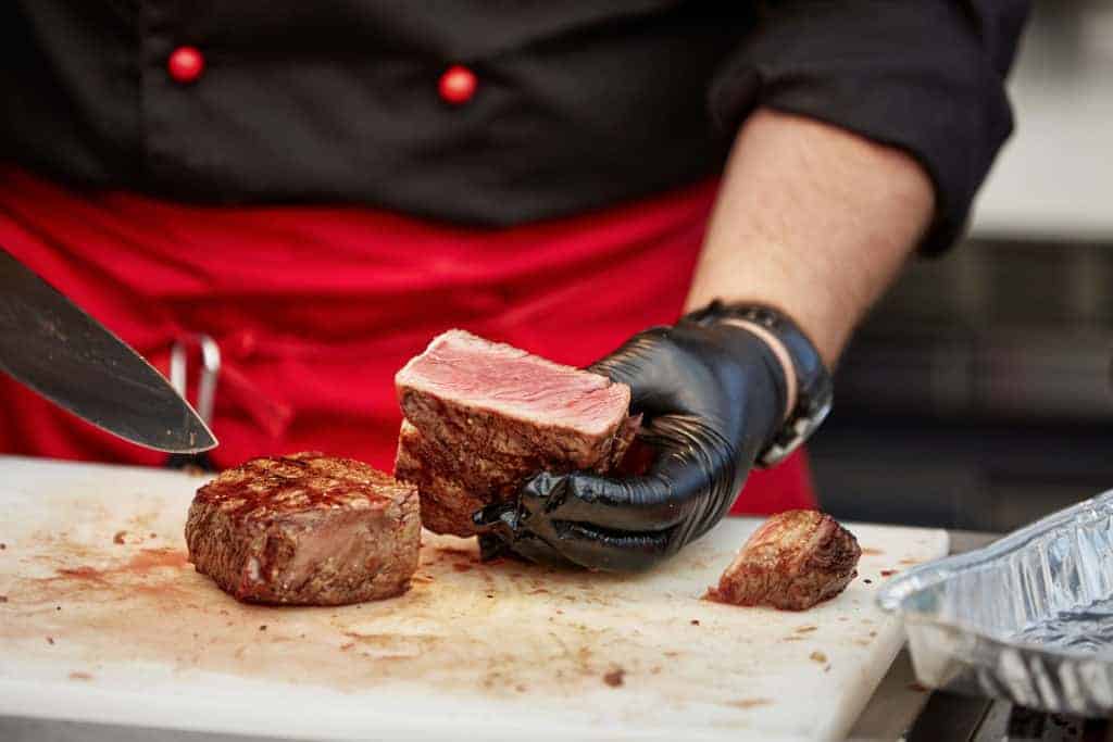 Adi Matzek Grillschule beim Zeigen der Garstufe eines Steaks