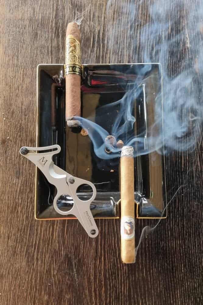 zwei Zigarren im Aschenbecher